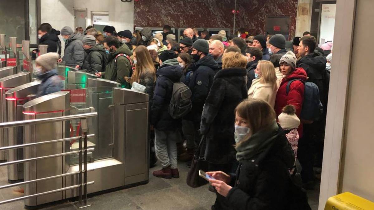 Świat, który znali Rosjanie, właśnie przestał istnieć. Królują strach, chaos i kolejki