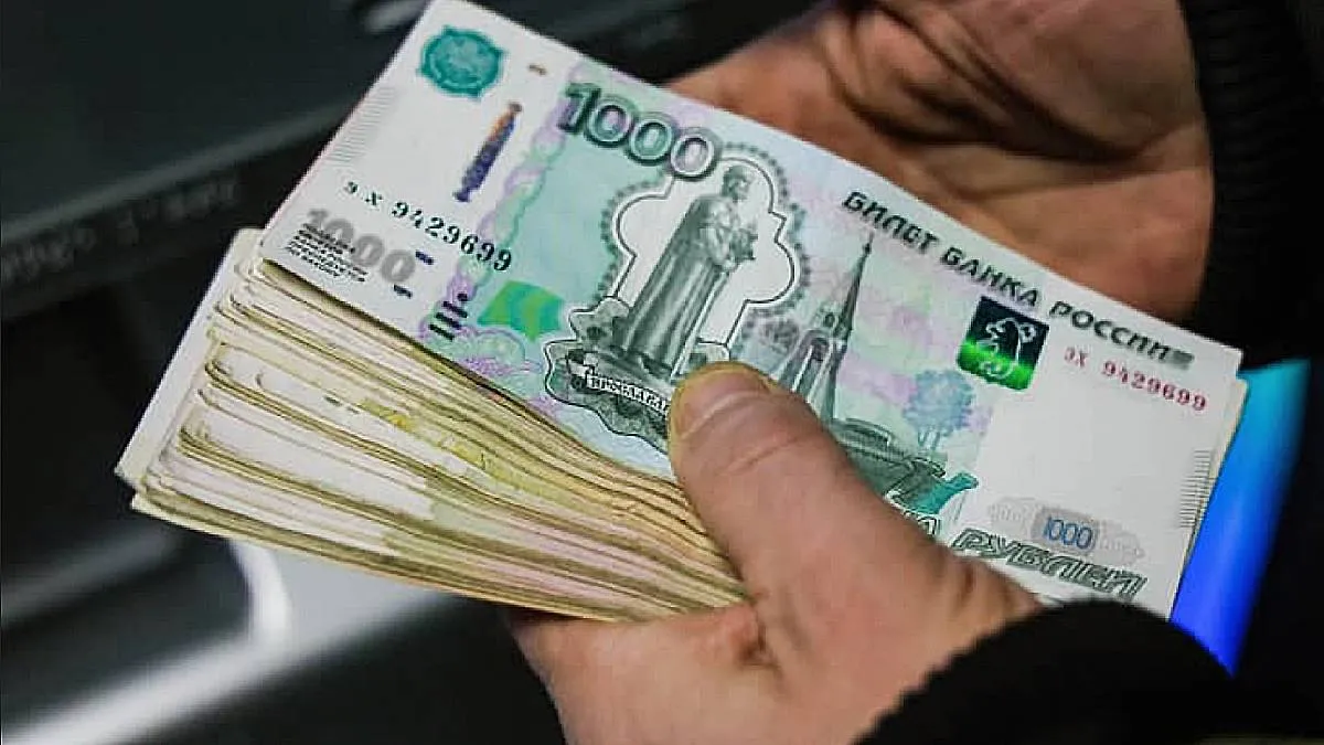 Putin uderza w przerażonych Rosjan. Drakońskie kary za wymianę rubli na euro i dolary