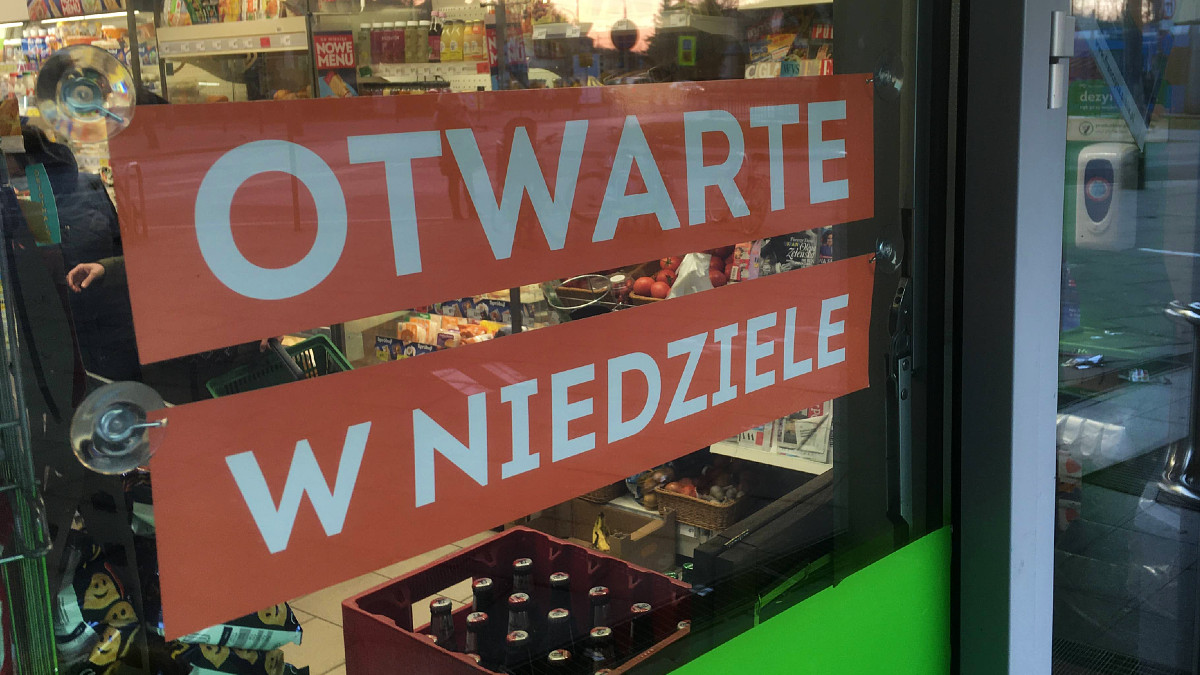 Jeszcze jeden taki wyskok, a rząd zamknie nawet Żabki. Sklepy mają nową metodę na omijanie zakazu handlu