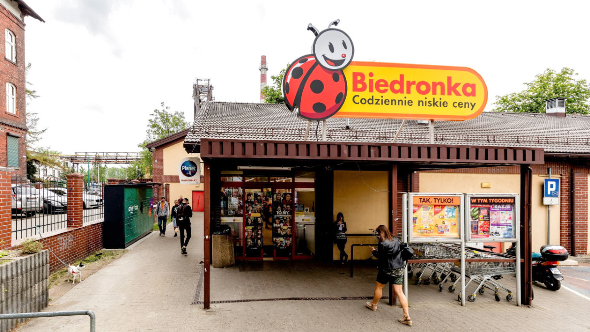 Praktykant w sklepie zarobi w wakacje więcej niż miliony dorosłych Polaków. Tak płacą Biedronka, Lidl i Aldi