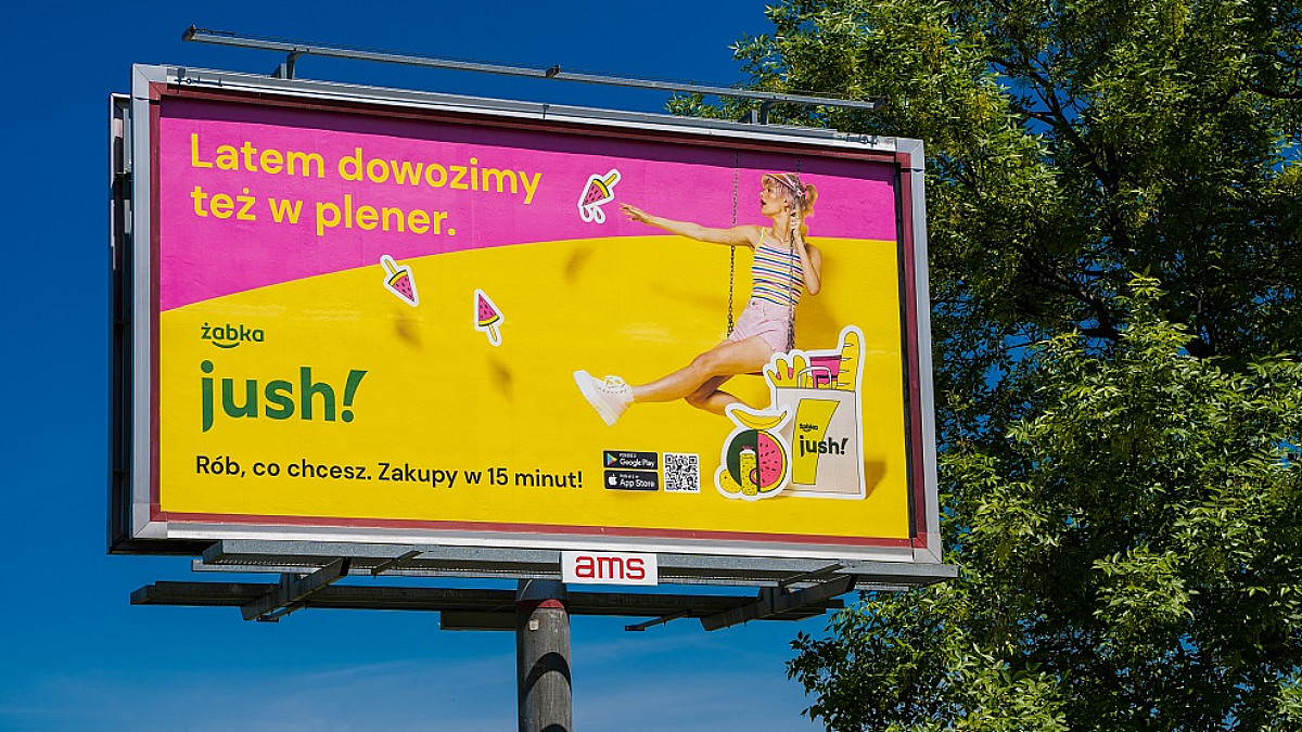 Zakupy online. Żabka dowiezie torby z jedzeniem i napojami także w plener