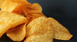 Ze sklepów Action wycofano partię chipsów Lay's