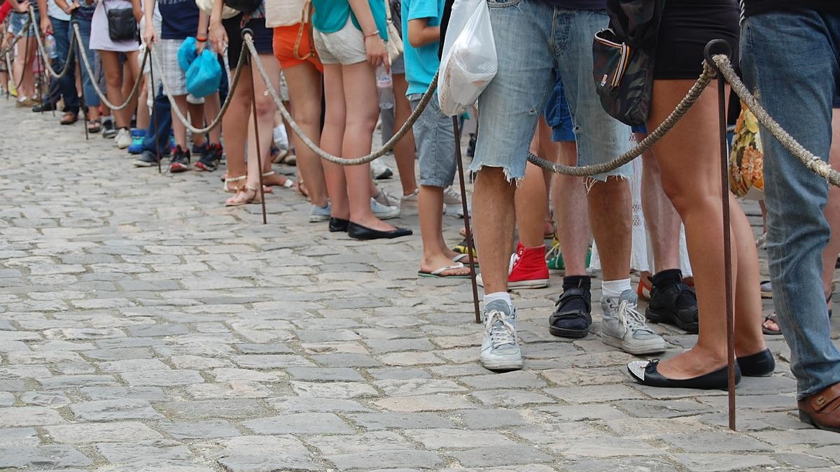 Sieci handlowe ruszają za Polakami nad morze. Sklepy liczą na złote żniwa