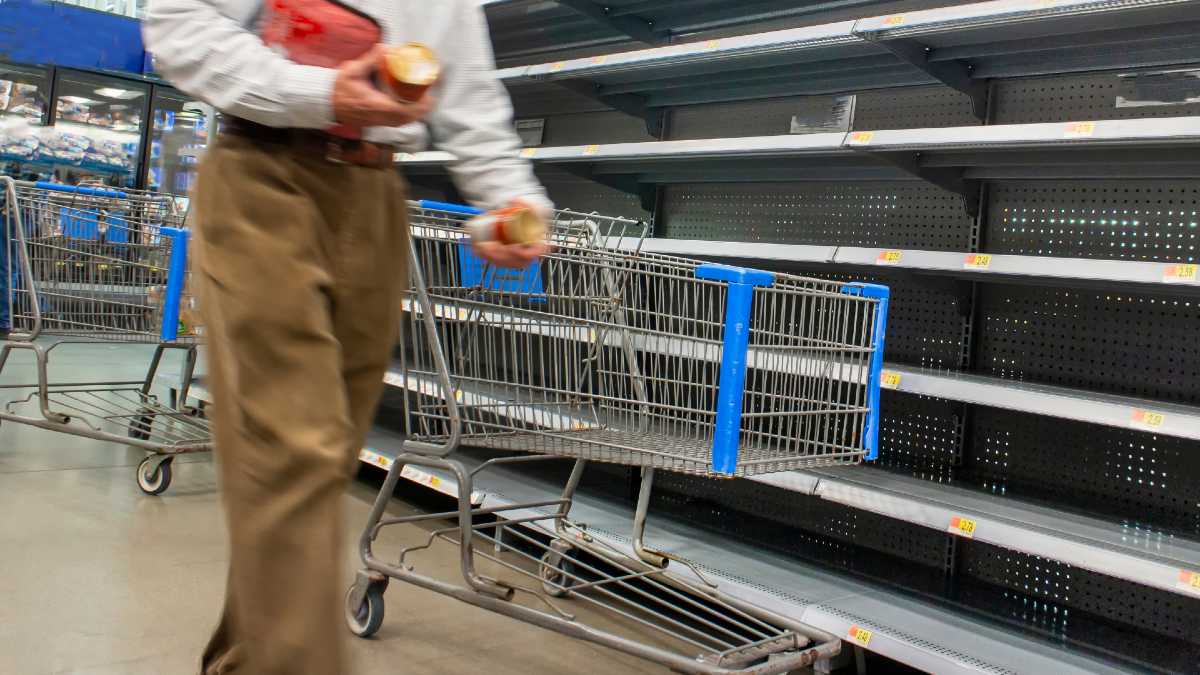Ogołocone palety i szturmy na sklepy. Szykujcie się na kolejne bitwy w dyskontach i marketach