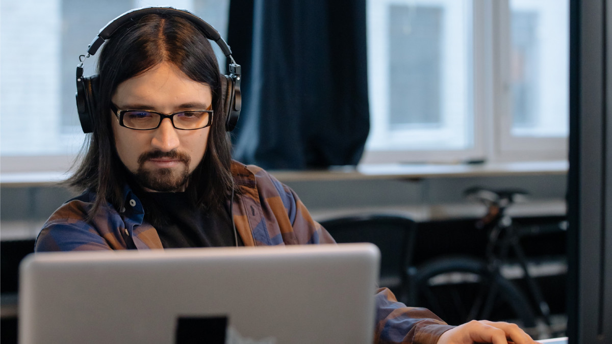Typowy programista… Ma sałaty jak lodu, ale w wakacje zaszywa się w domu, a od jazdy autem woli piesze wycieczki