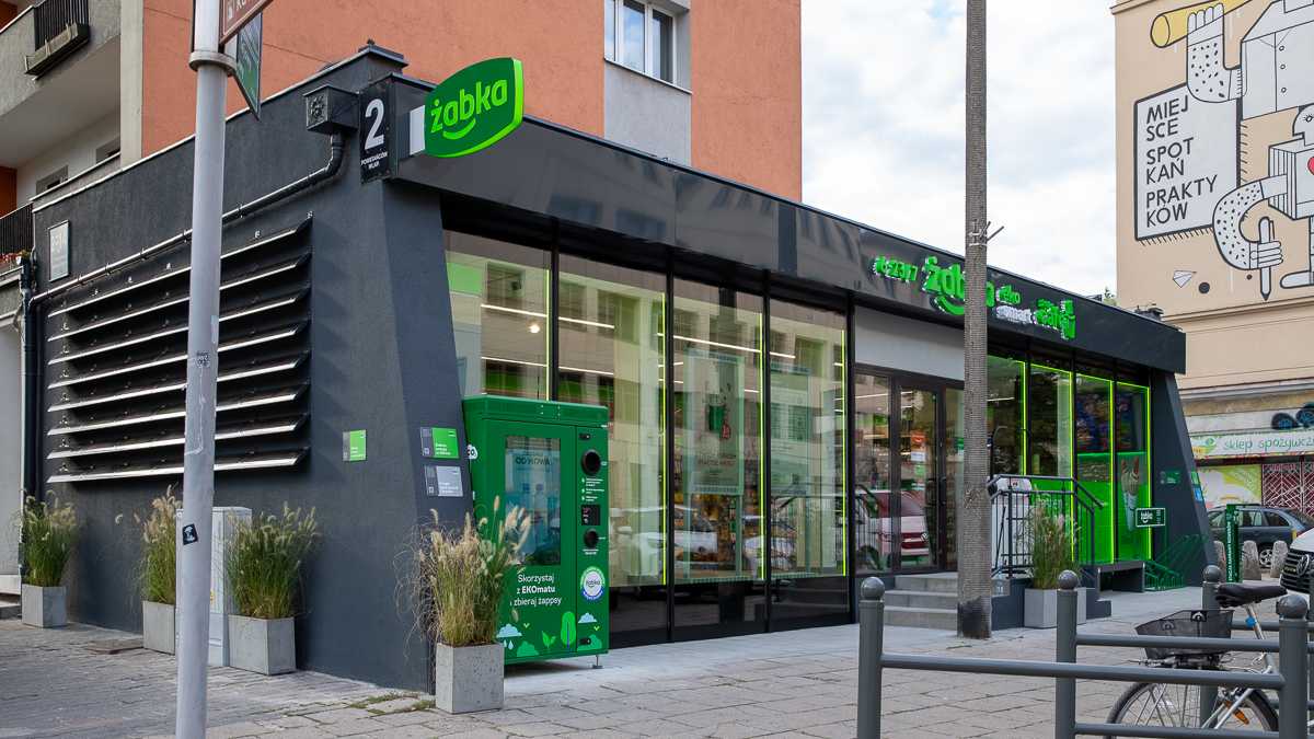 Żabka otwiera pierwszy tak naćkany ekotechnologią sklep. Nawet parówki na grillu się nie ukryją