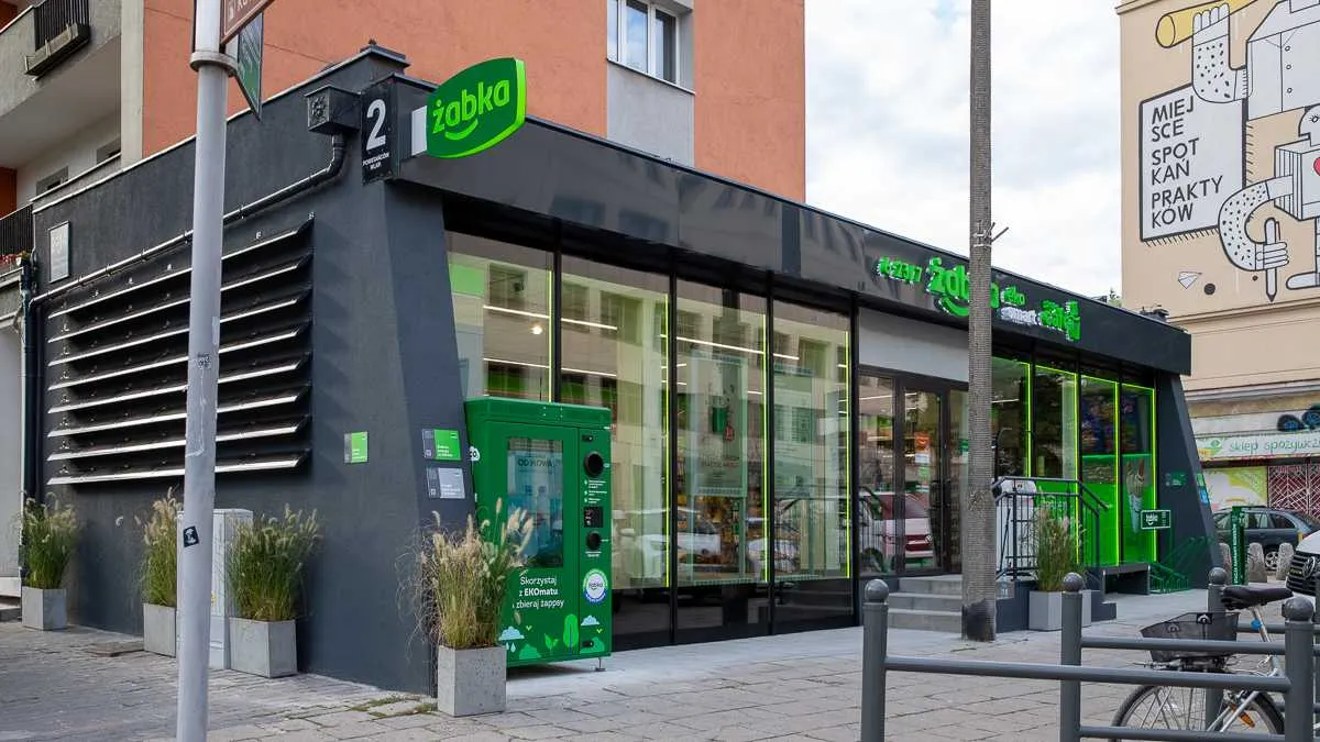 Żabka otwiera pierwszy tak naćkany ekotechnologią sklep. Nawet parówki na grillu się nie ukryją