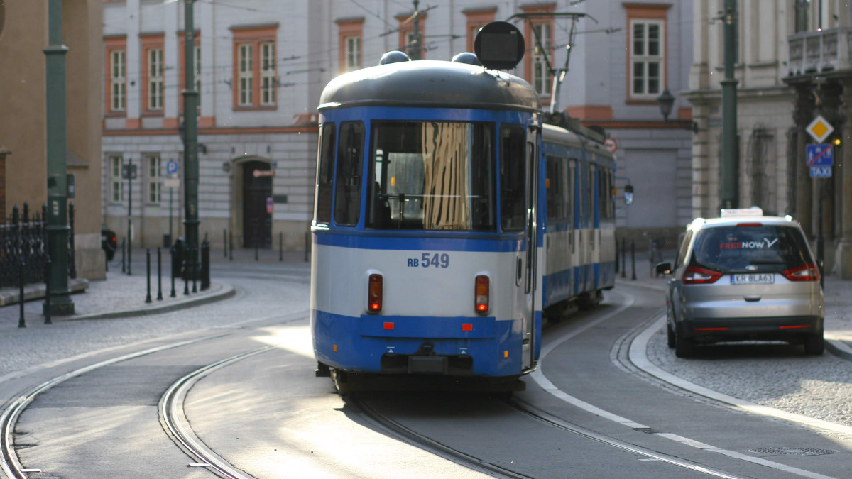 Kraków daje szlaban starym autom. Tylko dlaczego ceny biletów na zbiorkom mocno w górę?