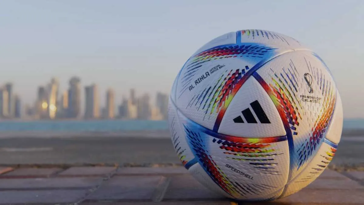 Mundialowa piłka Adidasa. Powstaje za grosze, zarabia się na niej krocie