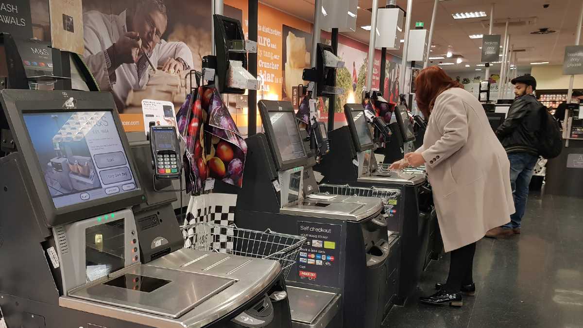 Napiwek dla kasy samoobsługowej? Ten szantaż to wymysł sknerowatych szefów