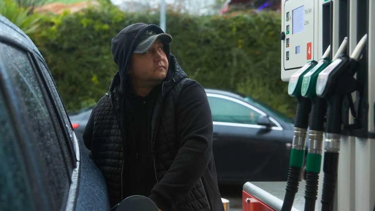 Ropa tanieje, ale nie dla Polaków. Na naszych stacjach paliw będzie drogo, bo złoty znowu słabnie