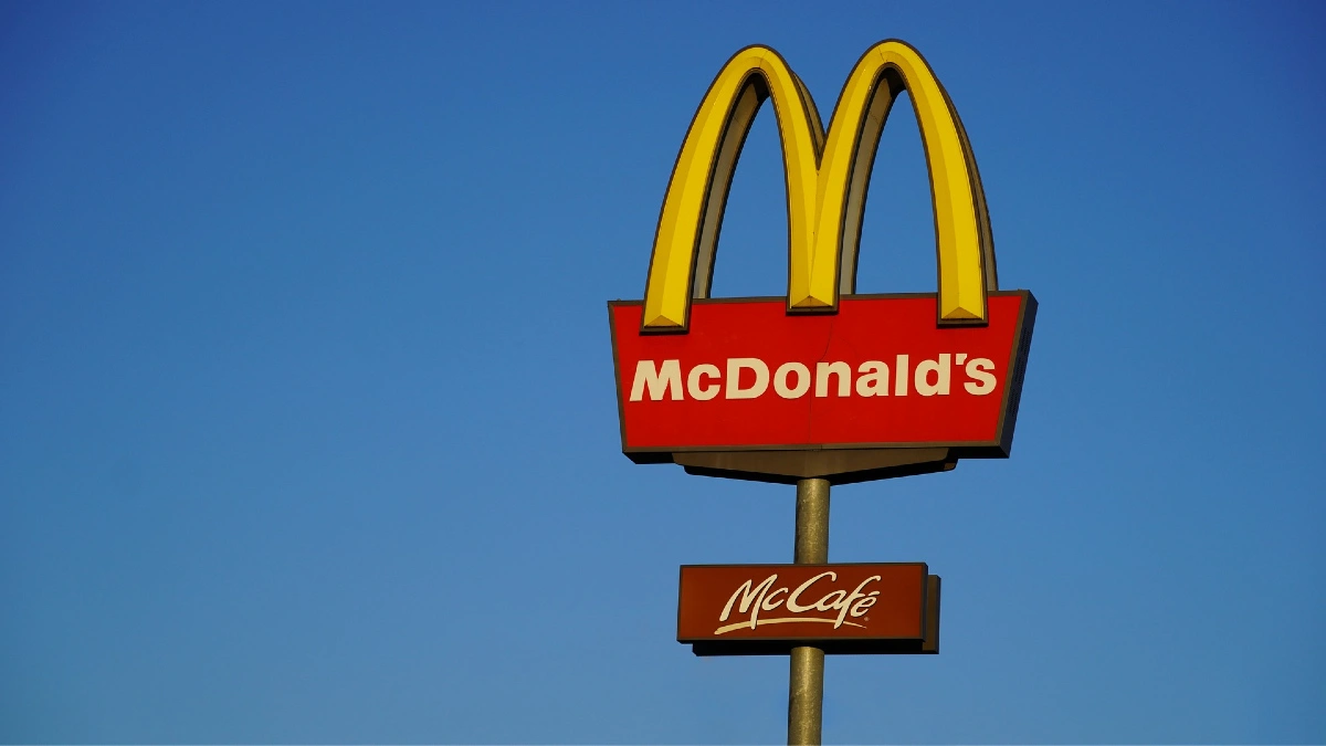100 zł za godzinę pracy w fast foodzie? Sieci próbują zablokować nową płacę minimalną, wyłożyły miliony