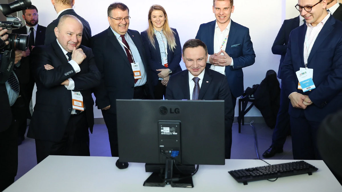 Praca zdalna na stałe i kontrole trzeźwości w pracy. Prezydent podpisał nowy Kodeks pracy
