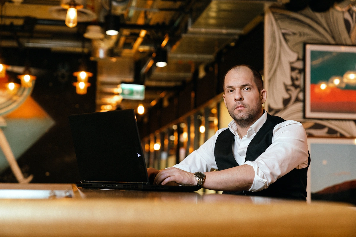 Grzegorz zjeździł świat, grając zawodowo w pokera, teraz ma startup, który pokazuje świat innym. Szybko, tanio, ciekawie