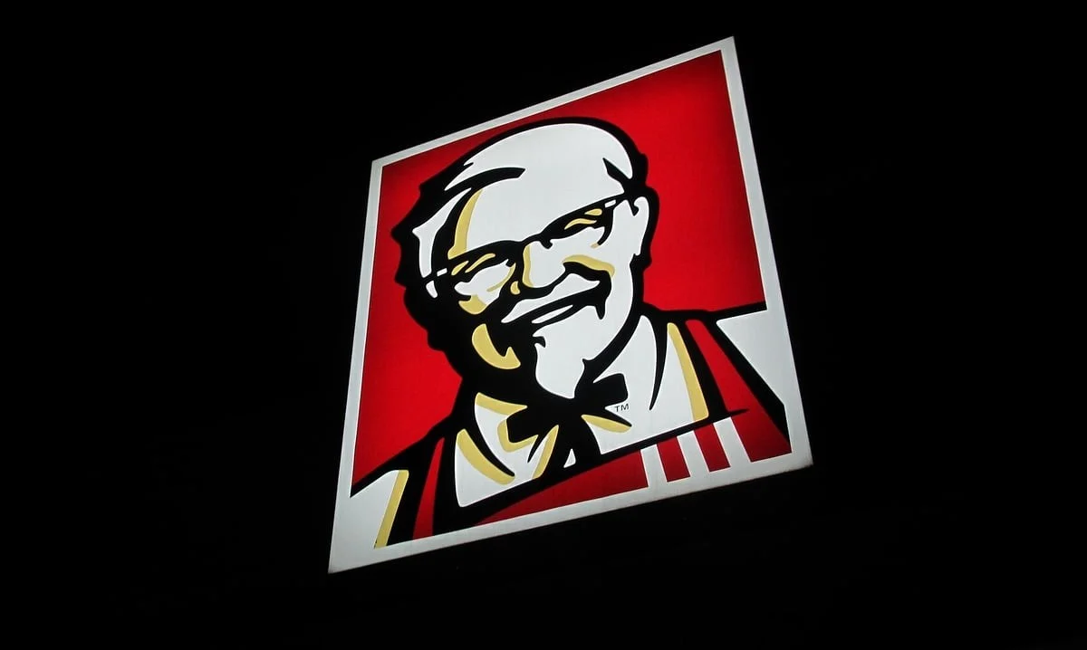 Właściciel KFC wycofuje się wreszcie z Rosji. Rusza wielkie zamalowywanie szyldów