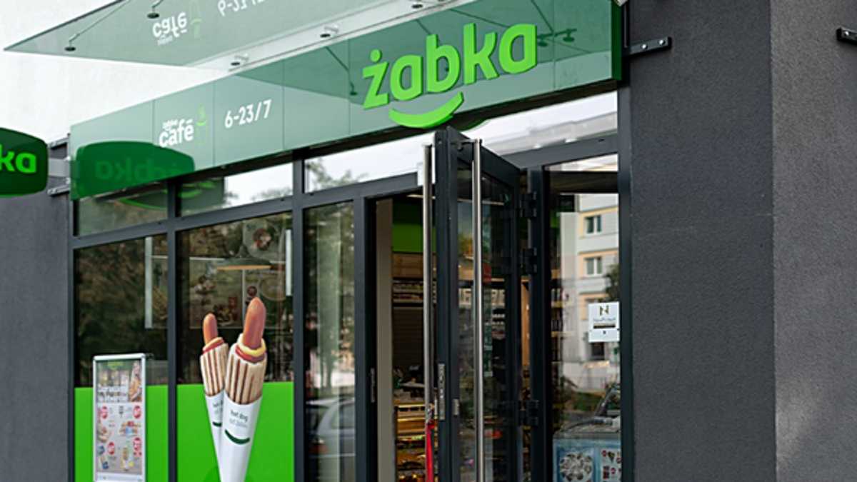 Zaleją kontenerami największe kurorty. Letnia akcja Żabki
