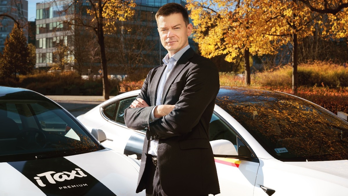 Pogonili patotaksówkarzy z centrum Warszawy. Nie robią promocji, a i tak zdobywają klientów