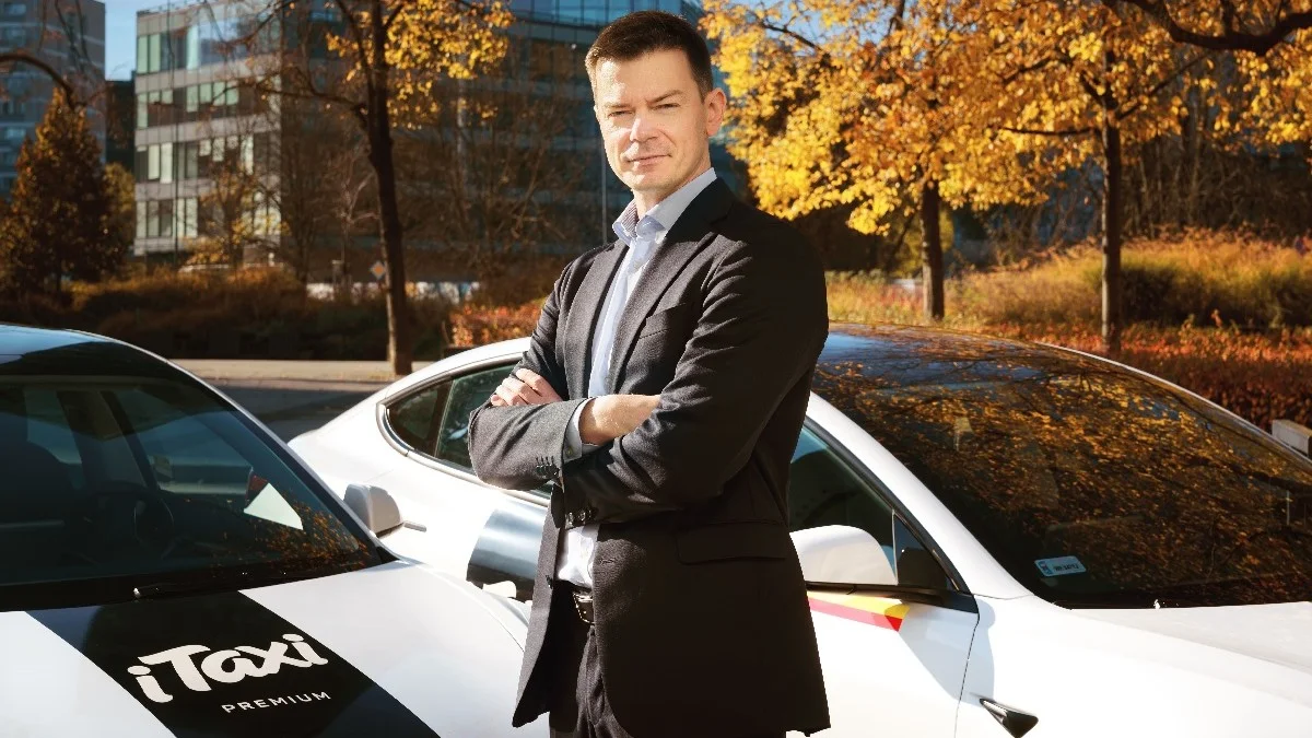 Pogonili patotaksówkarzy z centrum Warszawy. Nie robią promocji, a i tak zdobywają klientów