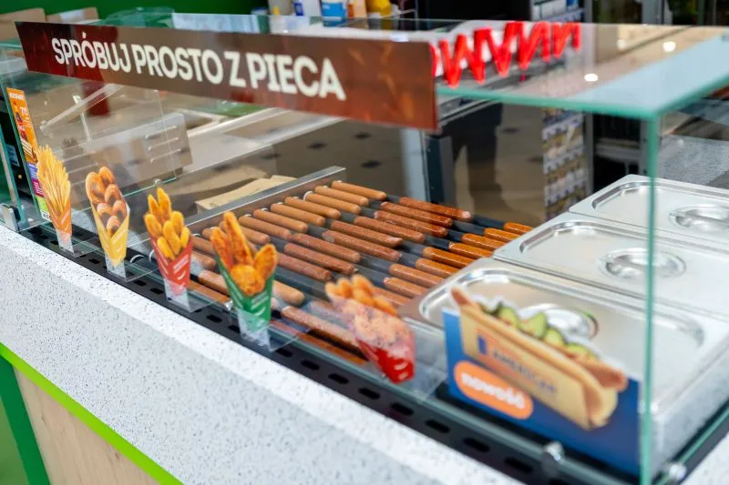 Żabka zaleje Polskę hot-dogami? Teraz dostarczy je pod drzwi lub w plener
