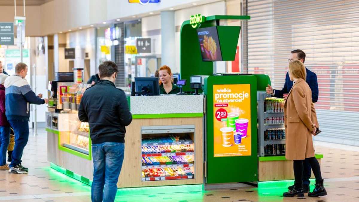 Żabka znowu zaskakuje. Teraz jest taka mała, że klient nie wejdzie do środka