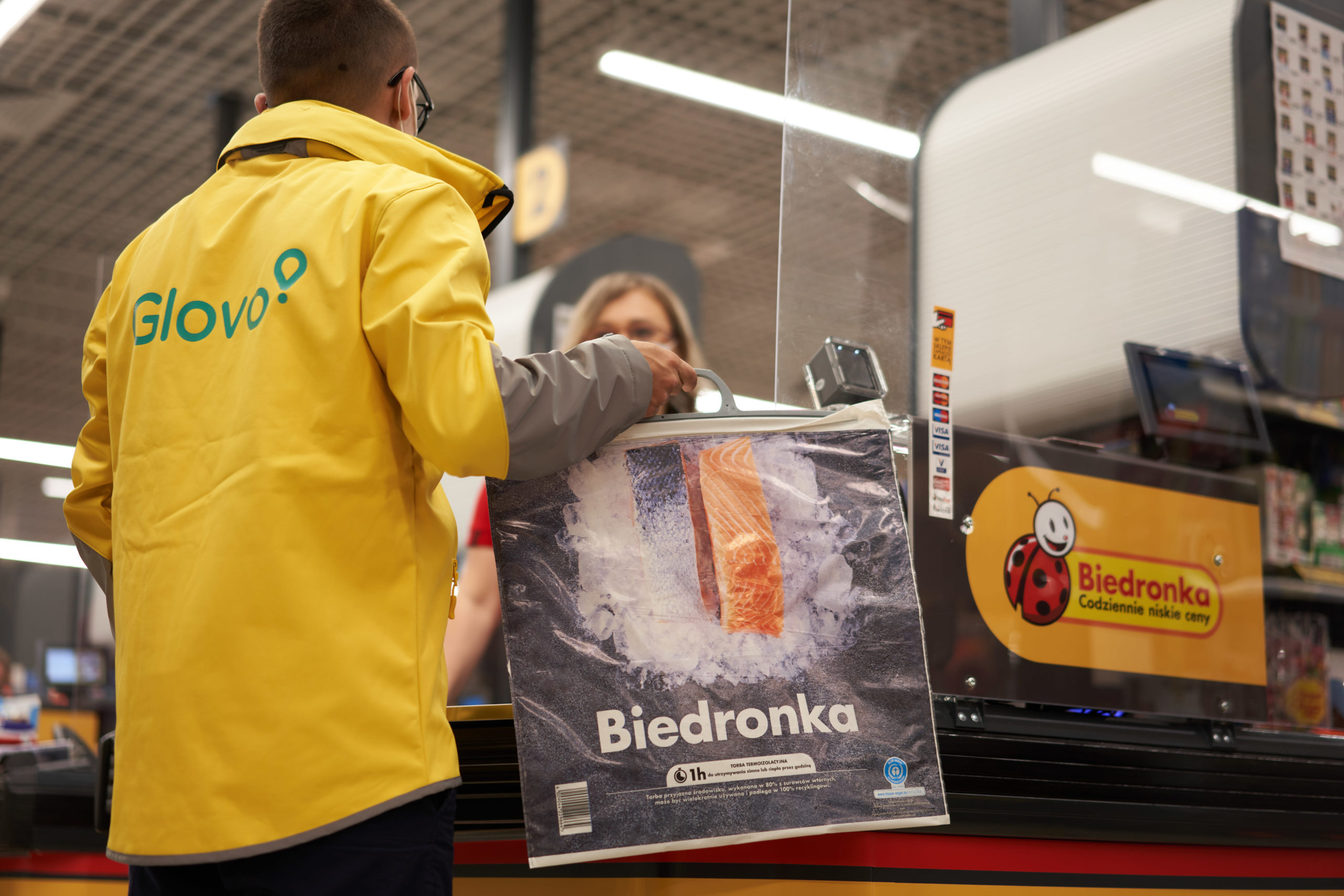 Zakupy z Biedronki z ekspresową dostawą prosto do domu. W maju sieć ogłasza superpromocję