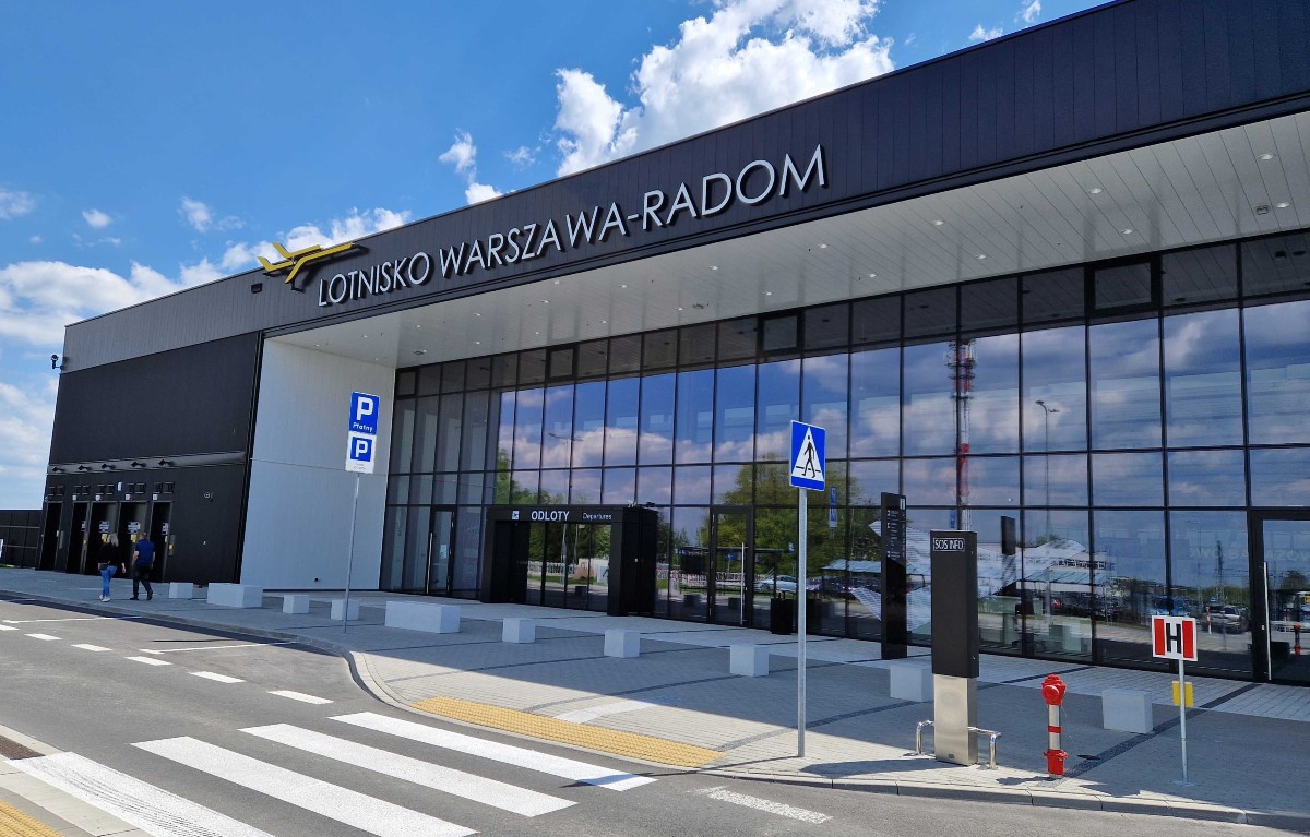 Kabaret na lotnisku w Radomiu. Rząd wygadał się, jak wyglądały negocjacje z liniami lotniczymi