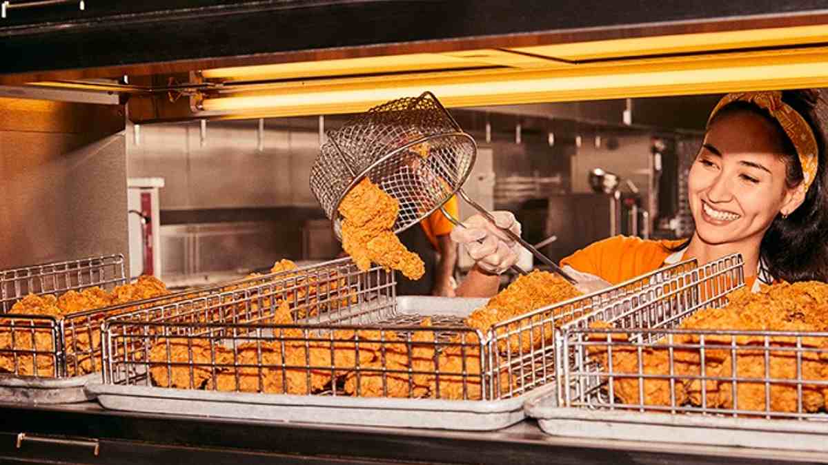 Kolejny fast food wchodzi do Polski. Bójcie się kurczaki z KFC, nadchodzi konkurencja