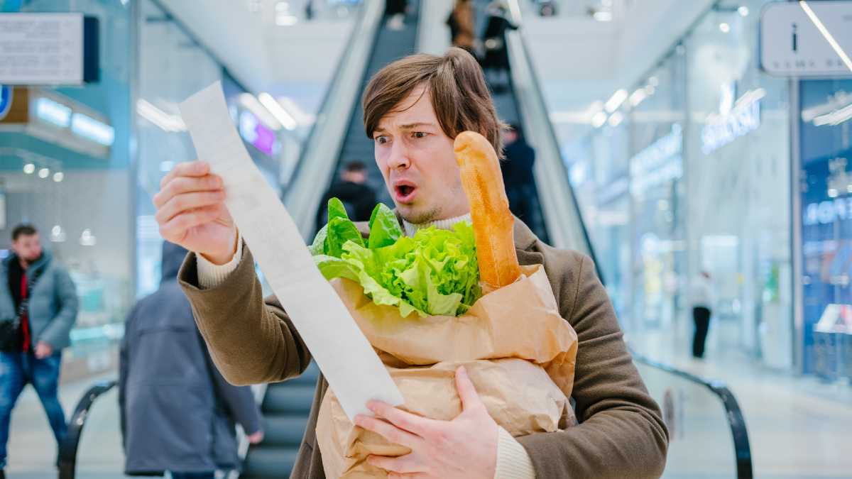 Kasjer wydał ci za dużo reszty. Co robisz? Oto odpowiedź Polaków