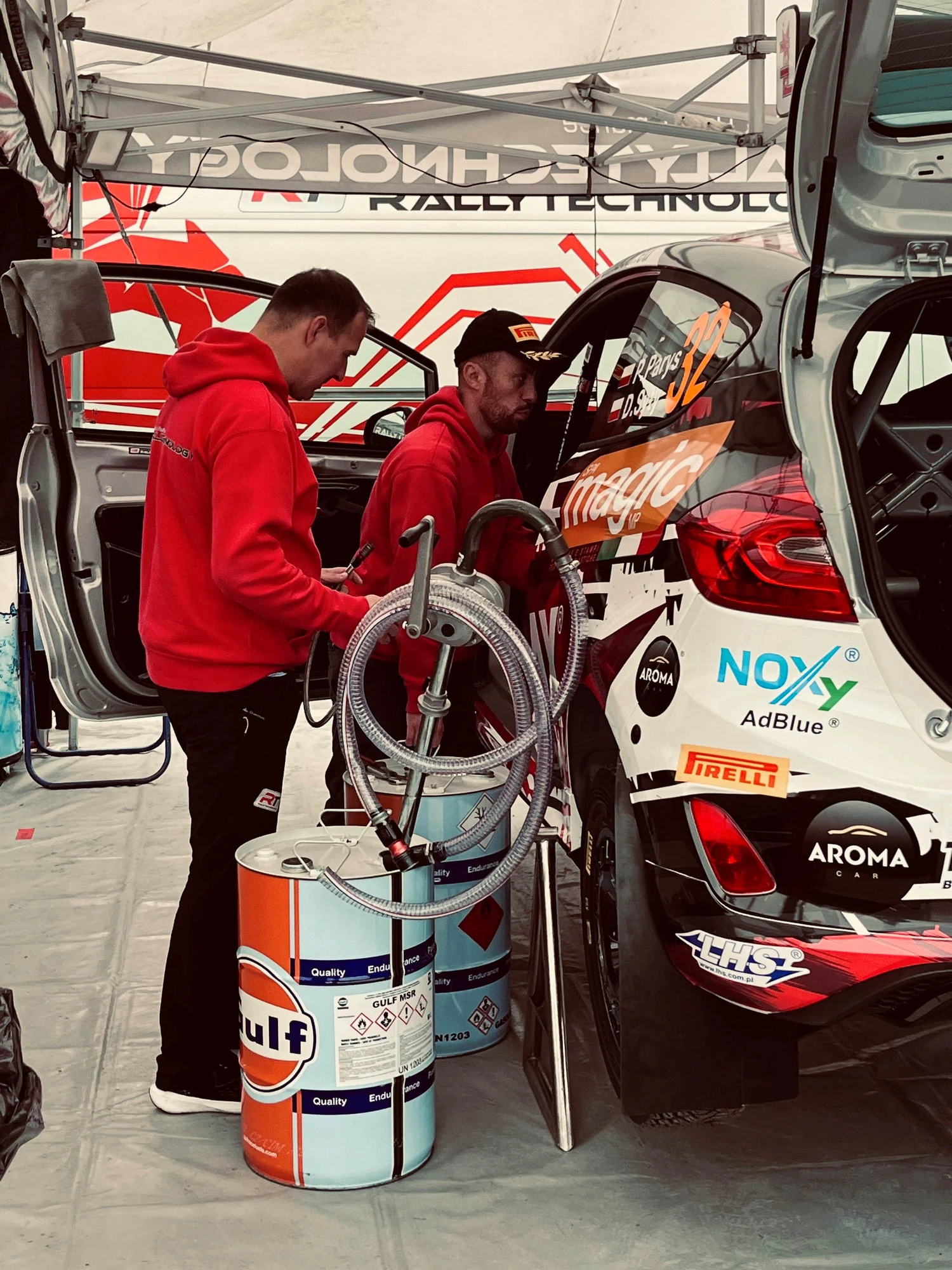 https://ocs-pl.oktawave.com/v1/AUTH_2887234e-384a-4873-8bc5-405211db13a2/bizblog/2023/09/paliwa-rajdowe-Gulf-Race-Fuels-3.jpg