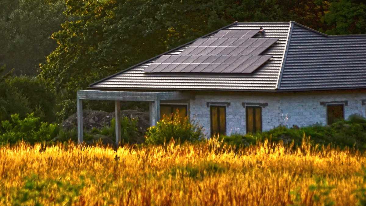 Instalowali panele fotowoltaiczne i zdzierali kasę z klientów. Teraz zapłacą karę