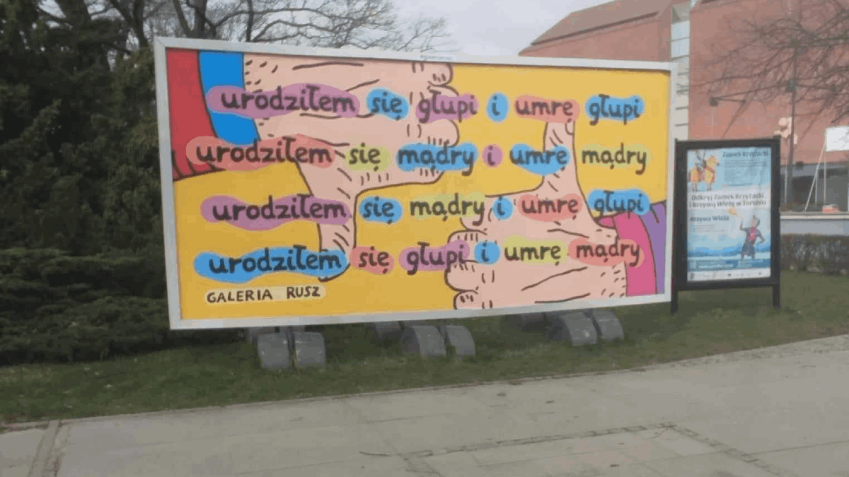 Artyści kontra wandale. Wróciła reklama „urodziłem się głupi i głupi umrę“