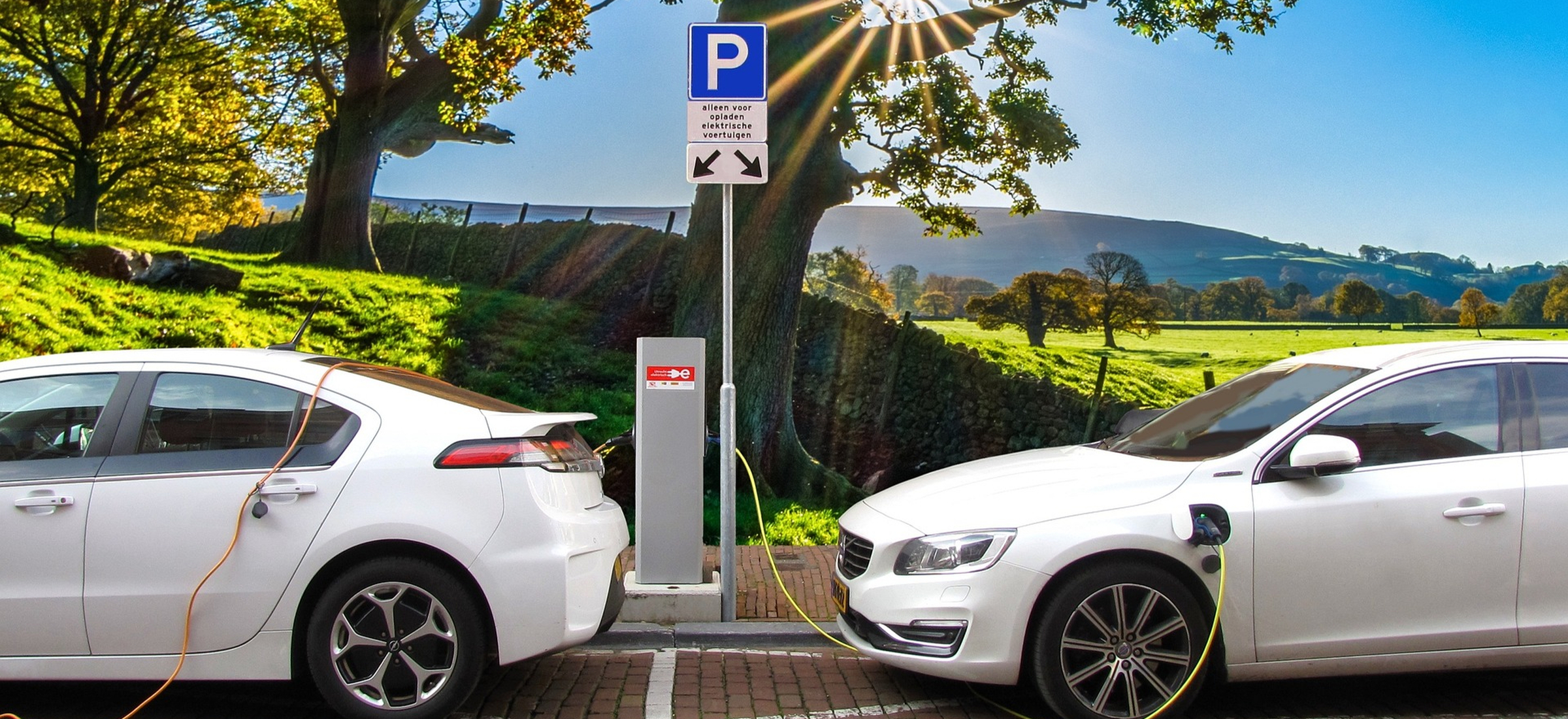Zaczynają stawiać ładowarki do elektryków w centrach polskich miast. Wreszcie