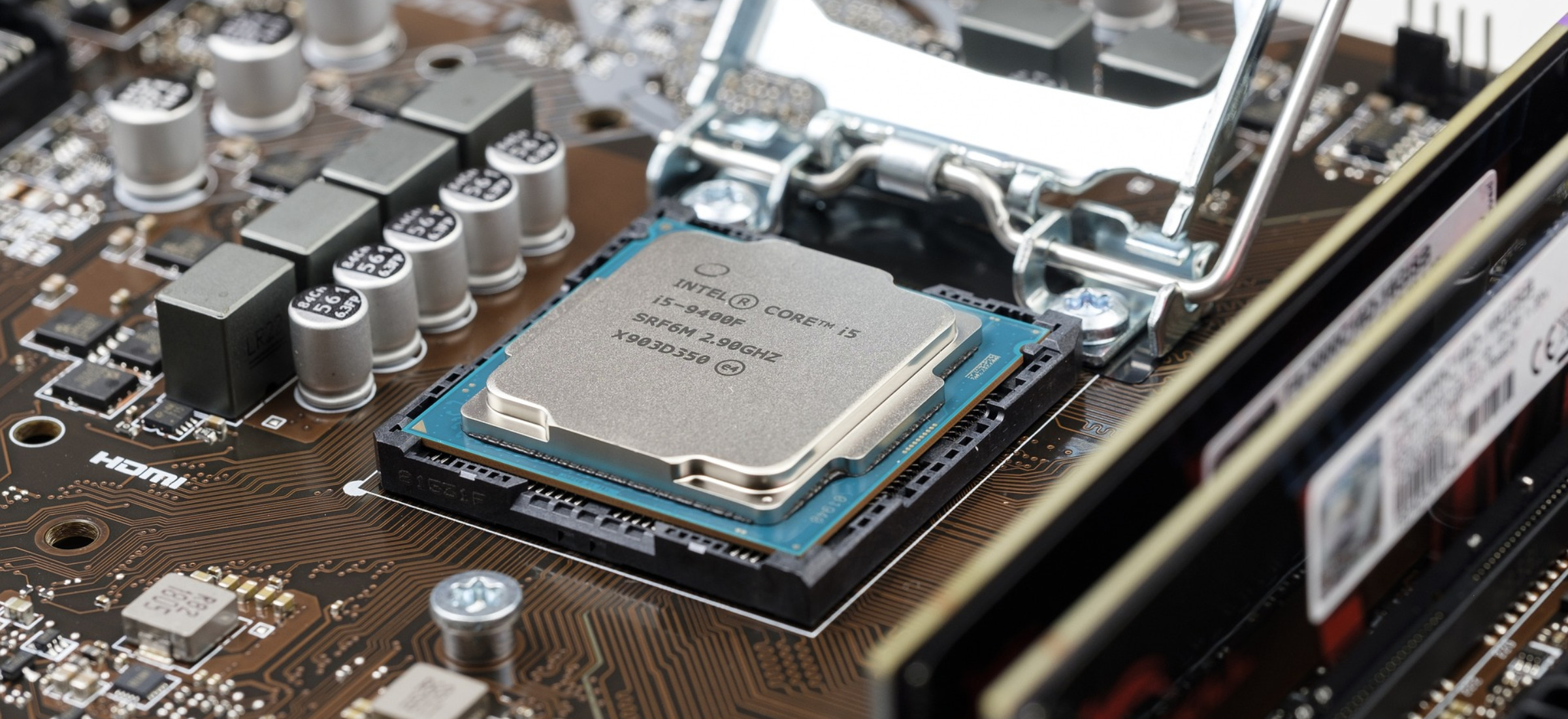 Kilkaset osób straci pracę. Intel miał budować u nas fabrykę, a będzie zwalniał