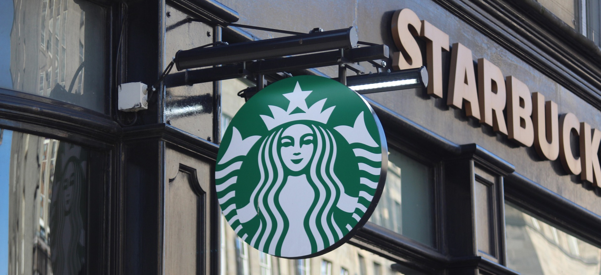 Lata odrzutowcem do pracy i chce uratować Starbucksa. Nowy prezesa ma zaskakujący plan