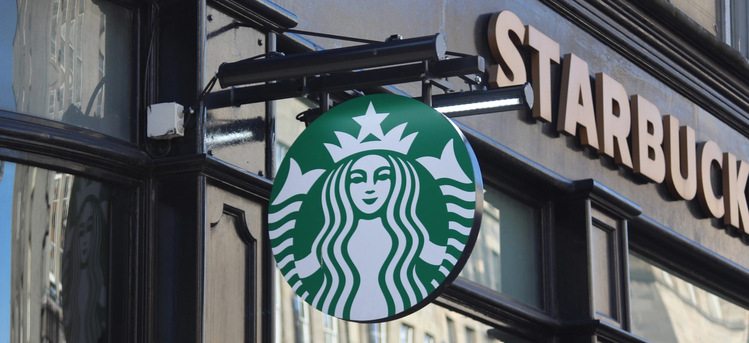 Lata odrzutowcem do pracy i chce uratować Starbucksa. Nowy prezesa ma zaskakujący plan