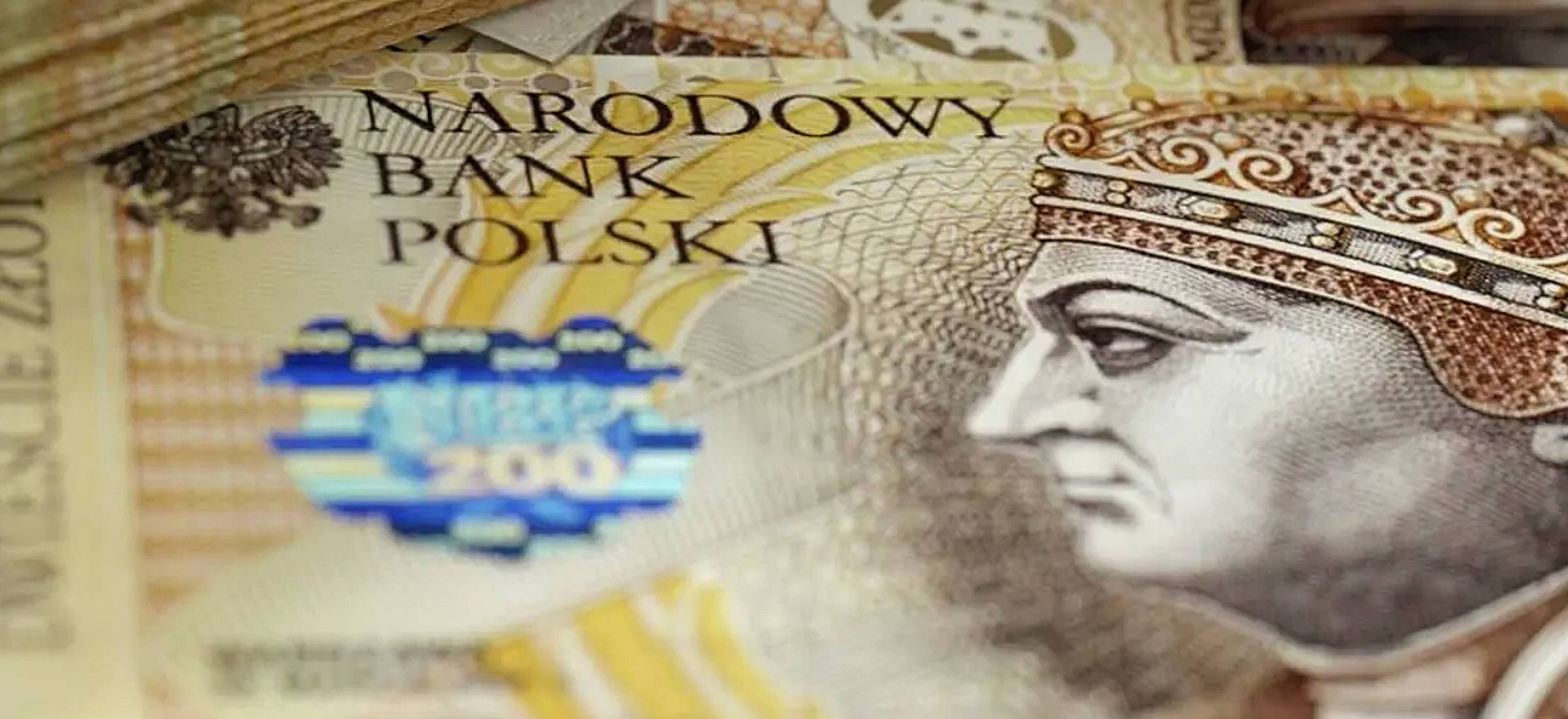 Podaż pieniądza wzrosła o ponad 36 mld zł. Polacy chowają kasę, gdzie się da