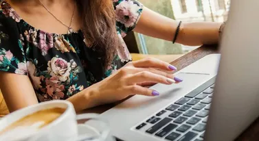 Słyszeliście o dark patterns? Wystarczy jedno kliknięcie. UOKiK ostrzega