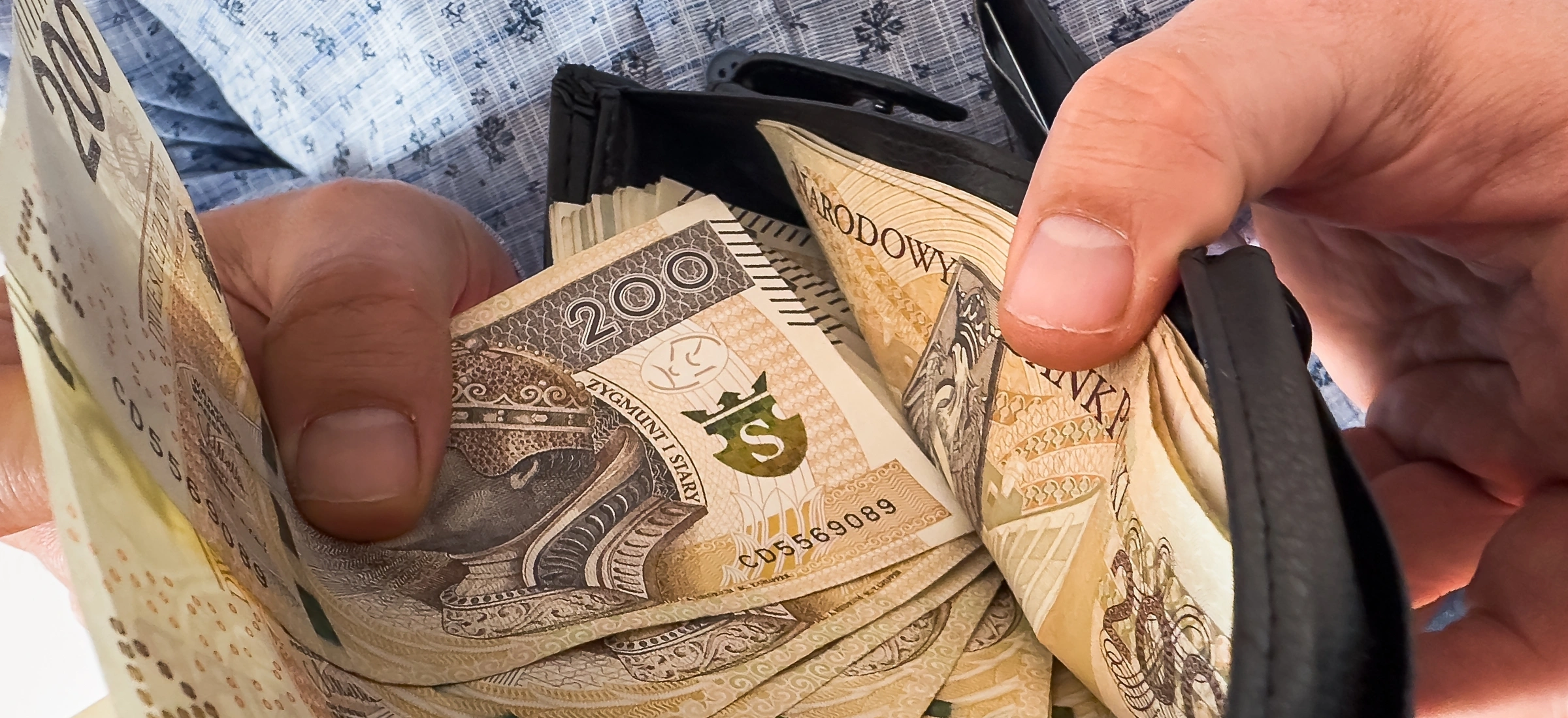 Gotówka w natarciu, banki pękają od pieniędzy. Co to oznacza?