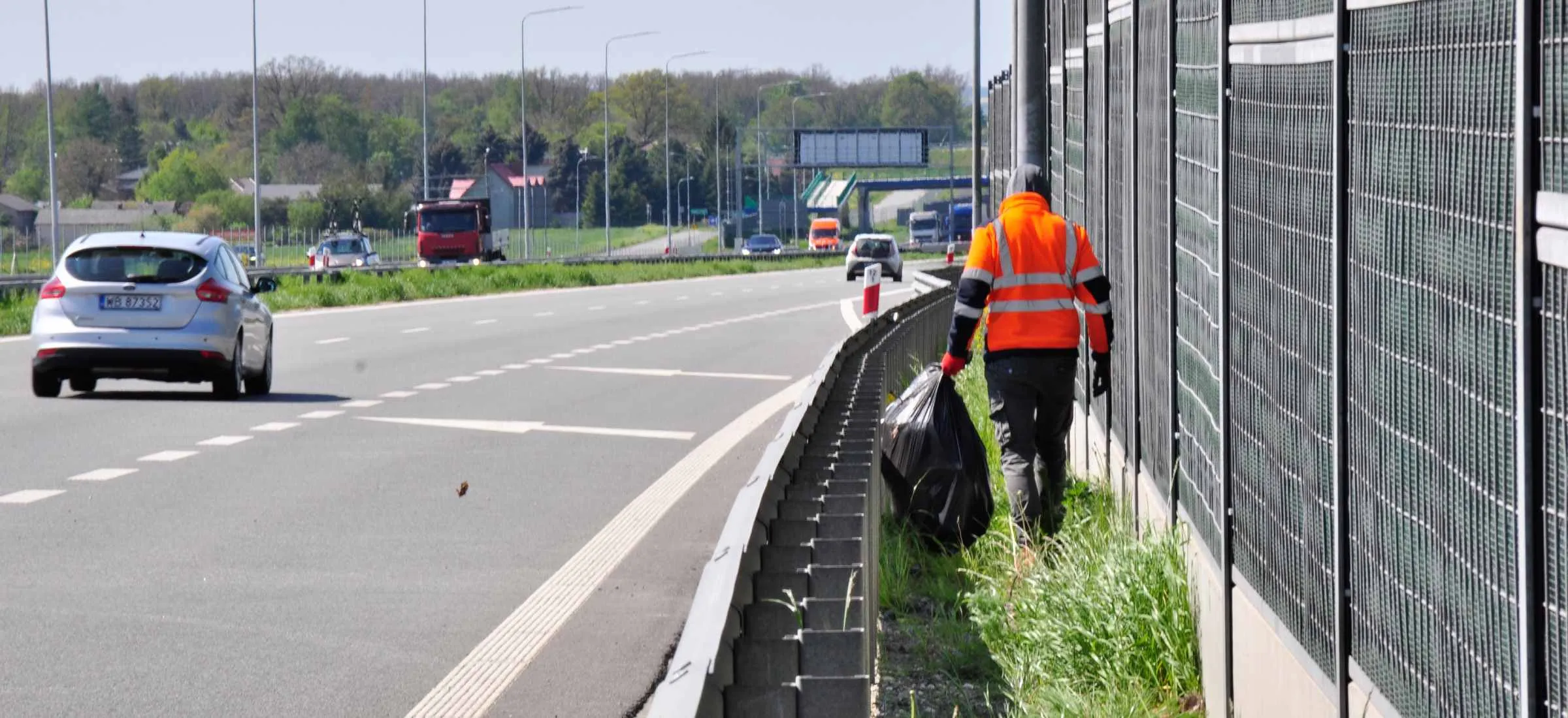 Notorycznie wyrzucał śmieci w workach przy drodze. Namierzyli go