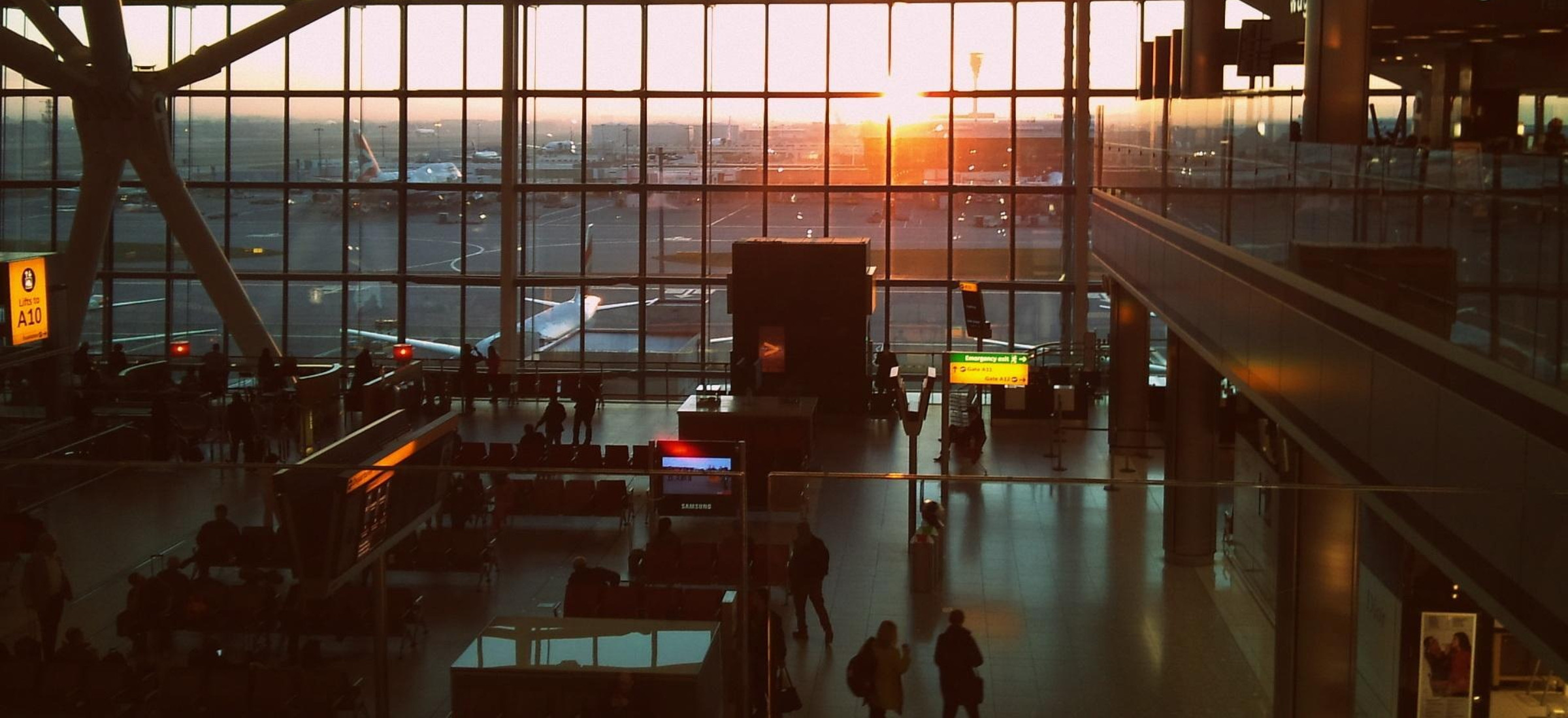 Tajemniczy pożar sparaliżował Heathrow. Odwołane loty z Polski