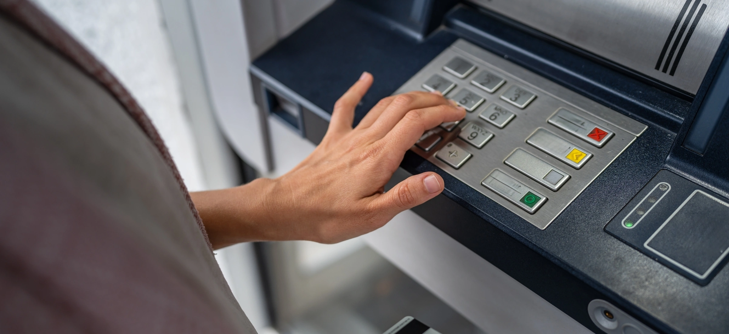 Padła ofiarą oszustwa. Bank zwrócił pieniądze i od razu zażądał ich zwrotu, strasząc sądem
