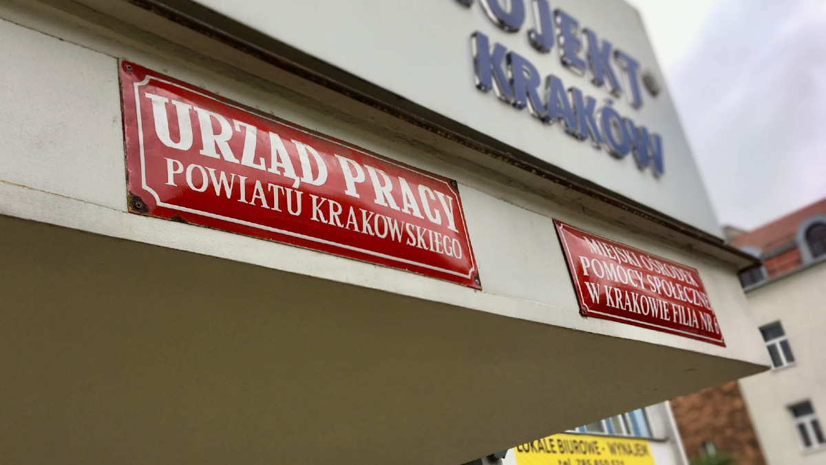 Bezrobocie w dół, ale pracy coraz mniej. Zatrudnienie trudniej znaleźć niż rok temu