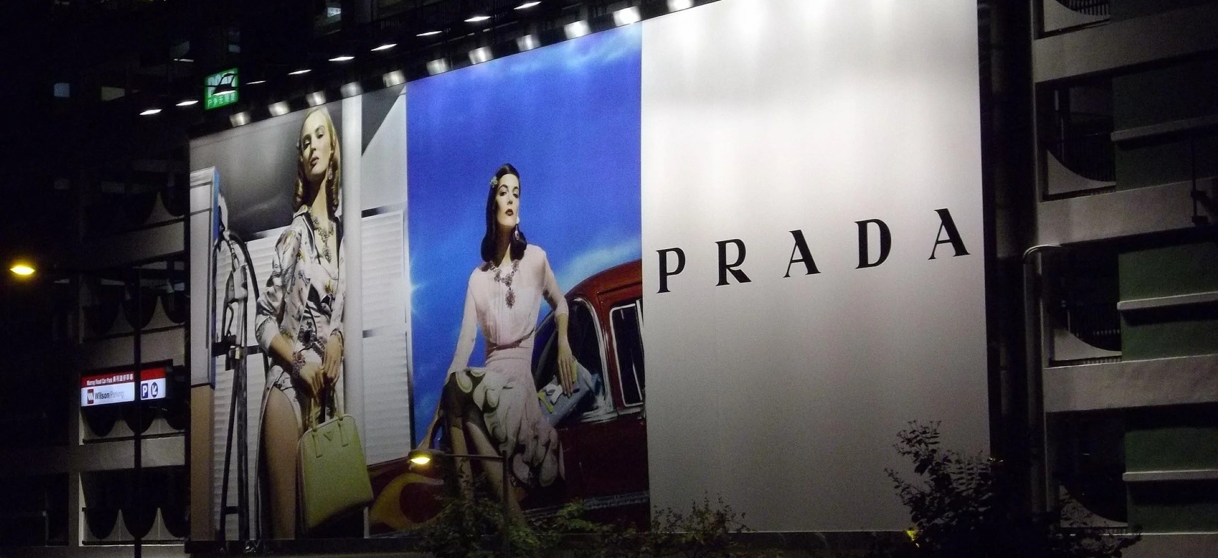 Prada przejmuje Versace. Gigantyczna kwota za luksusową markę