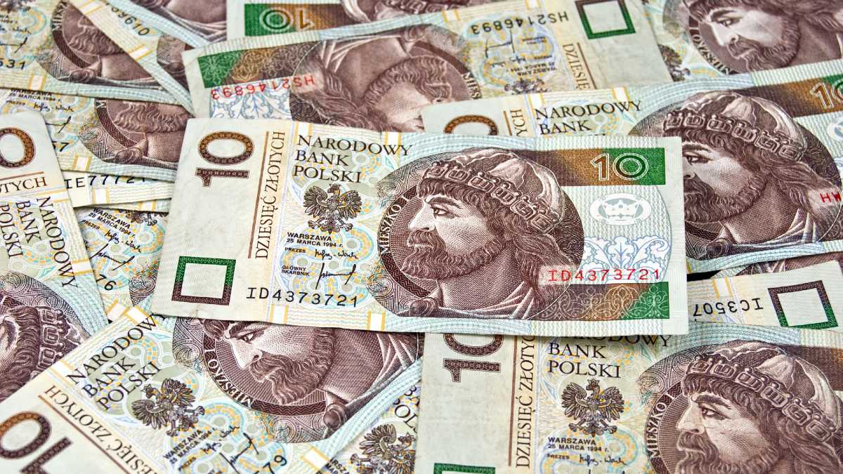 Pensje Polaków przebiły poziom 9000 zł. Ekonomiści: obniżka stóp przesądzona