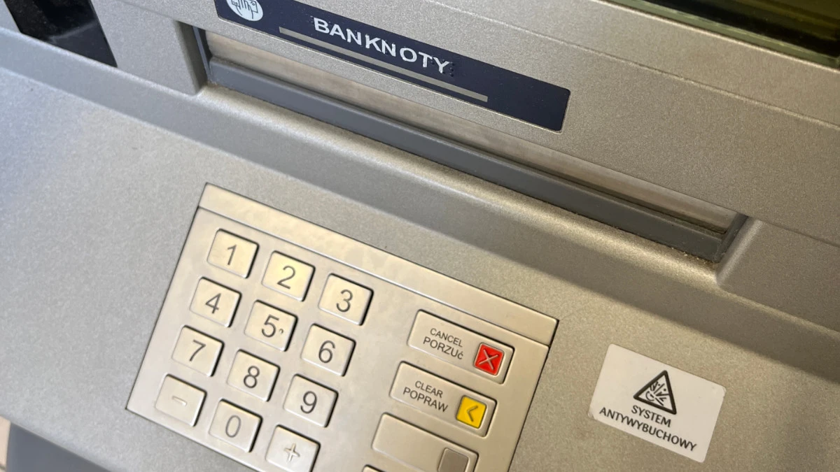 Bankomaty podzielą los maluchów i polonezów. Będą znikać z naszych ulic