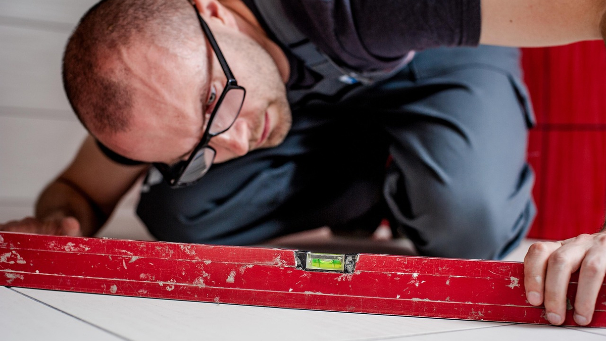 Chciał wrzucić w koszty remont. Fiskus zapytał, czy to lokal na wynajem. I się zaczęło