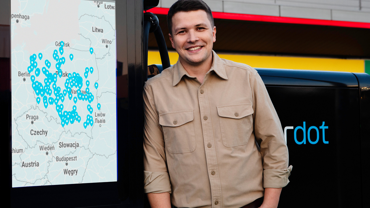 Grigoriy Grigoriev dyrektor generalny Powerdot pokazuje ile powstało stacji do ładowania samochodów elektrycznych w Polsce