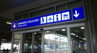 Po bilety już nie do kasy. Czas dworcowych okienek dobiega końca
