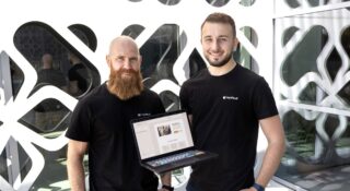 22-letni Polak dzięki AI tworzy strony w 10 minut. Jego startup dostał miliony