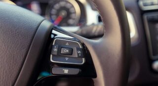 DMS w samochodach – jak technologia monitorowania kierowcy zmienia rynek bezpieczeństwa i motoryzacyjnych regulacji w UE?
